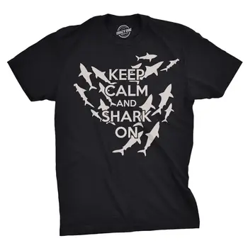 Сохраняй спокойствие и изображай акулу на футболке с забавным водным мемом Изображение