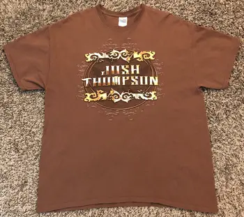 Джош Томпсон, защищенный Добрым Господом и пистолетом, Коричневая футболка XL Изображение