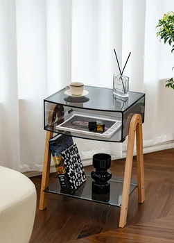 Прозрачный журнальный столик, простая небольшая квартира, гостиная, сторона дивана, спальня, прикроватная тумбочка, уголок для хранения Изображение