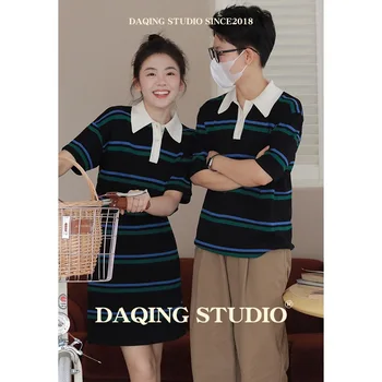 Модная винтажная пара, вязаное мини-платье в полоску и повседневный трикотажный топ с воротником-поло Изображение